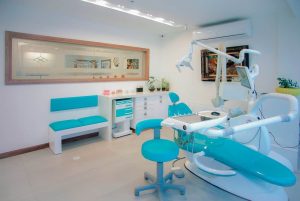 طراحی دکوراسیون داخلی کلینیک دندانپزشکی - - در صورتی که نیاز به مشاوره و طراحی دکوراسیون کسب و کار، با مشاورین متخصص ما تماس بگیرید.