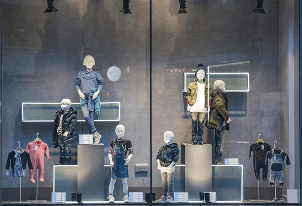 ویترین فروشگاه لباس بچگانه