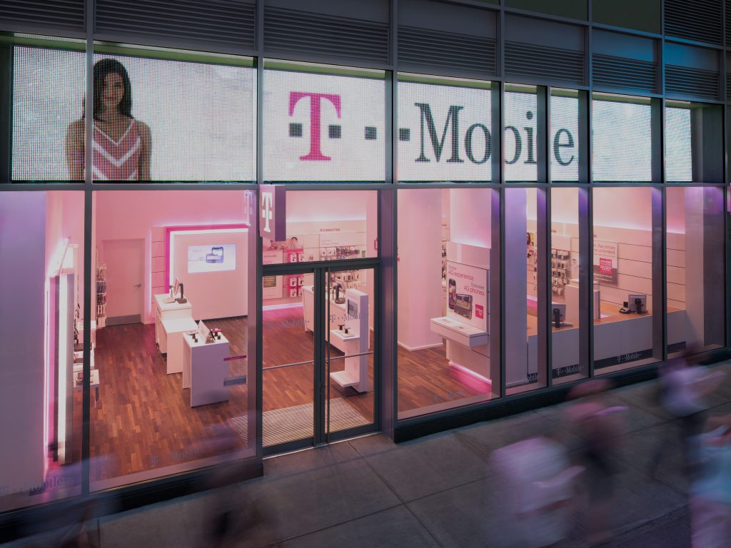 انتخاب رنگ های مناسب برای دکور فروشگاه موبایل